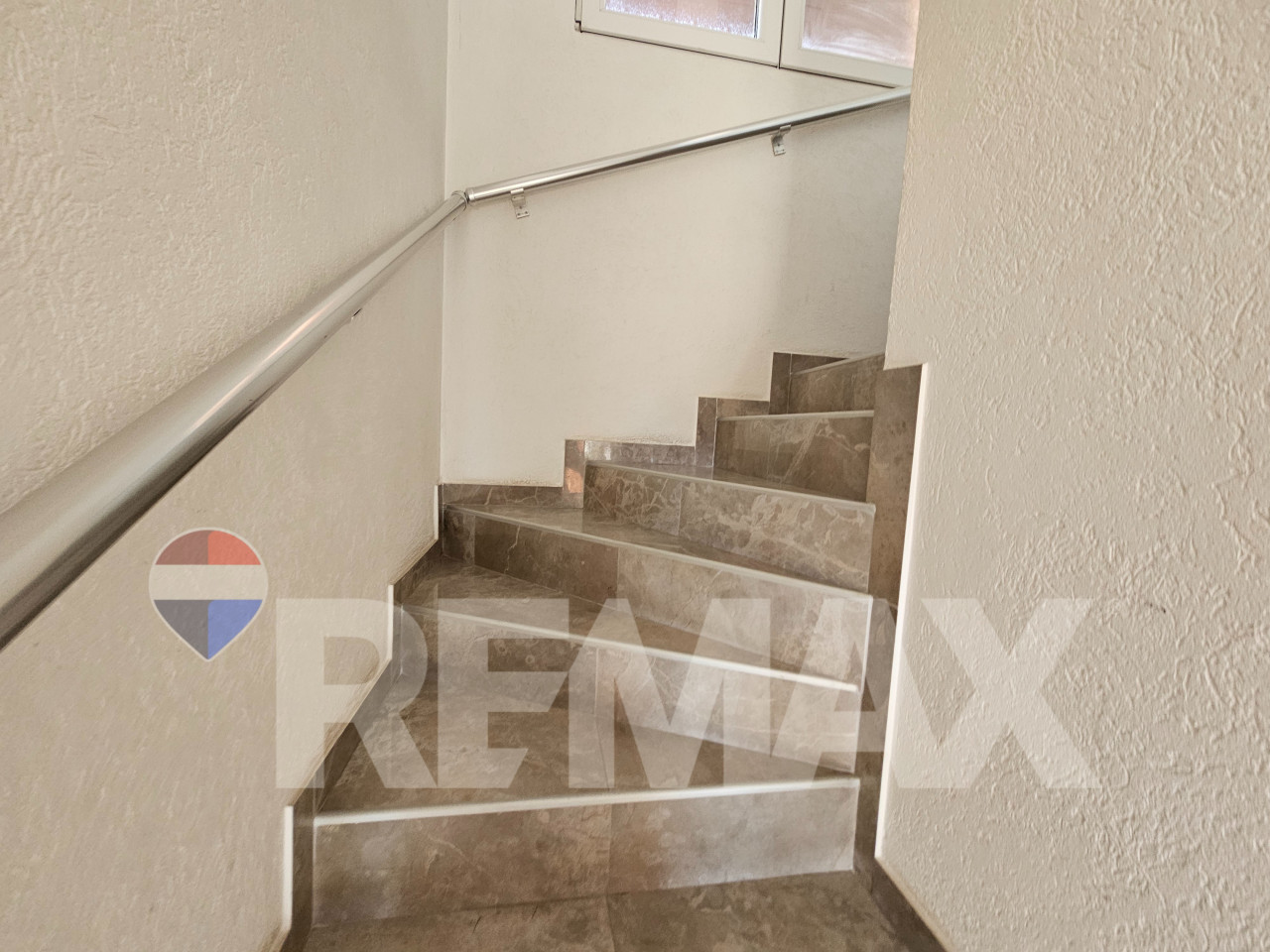Odlična namještena kuća/ plac 572m2/ 2 trosobna stana 15