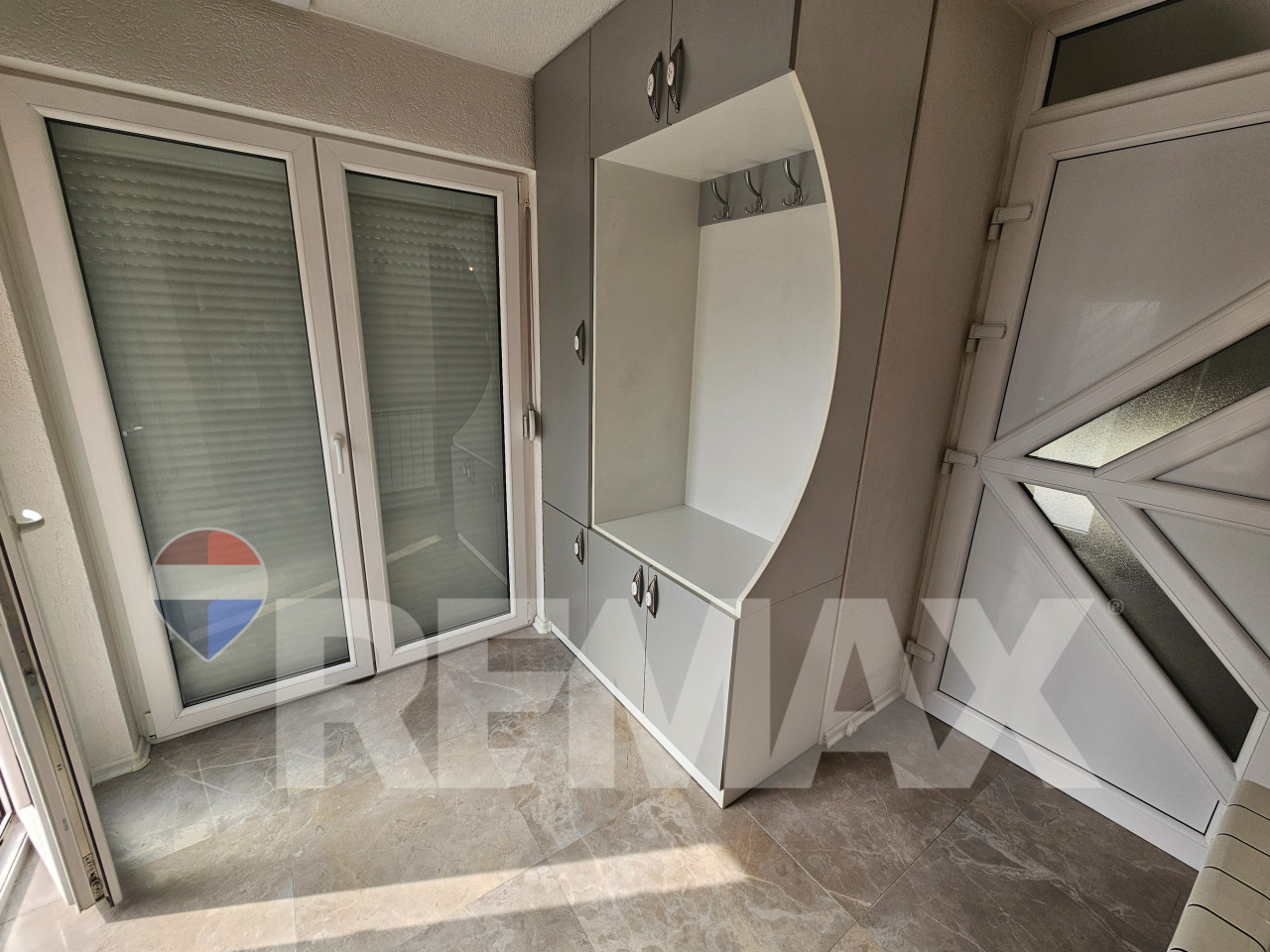 Odlična namještena kuća/ plac 572m2/ 2 trosobna stana 16