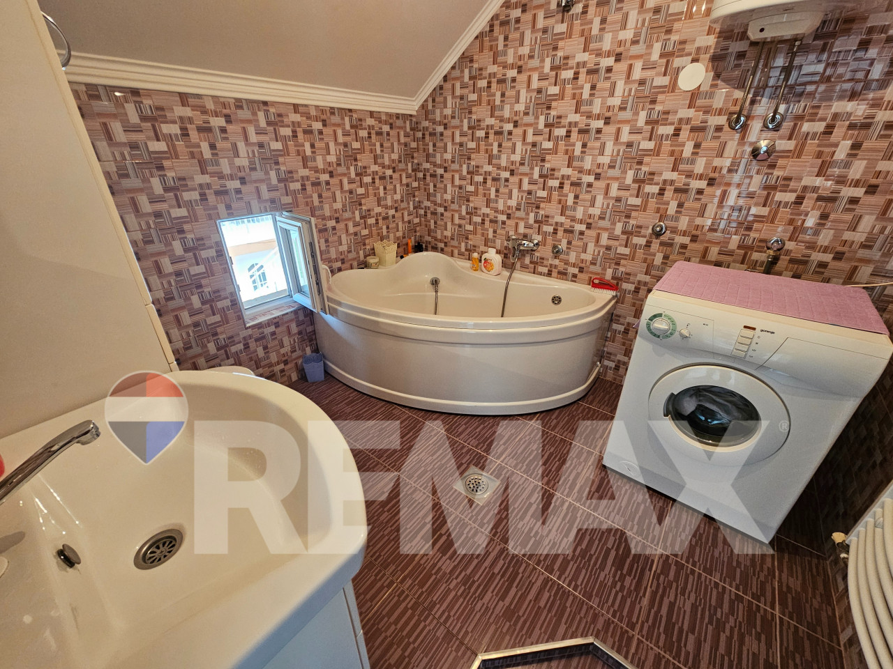 Odlična namještena kuća/ plac 572m2/ 2 trosobna stana 18