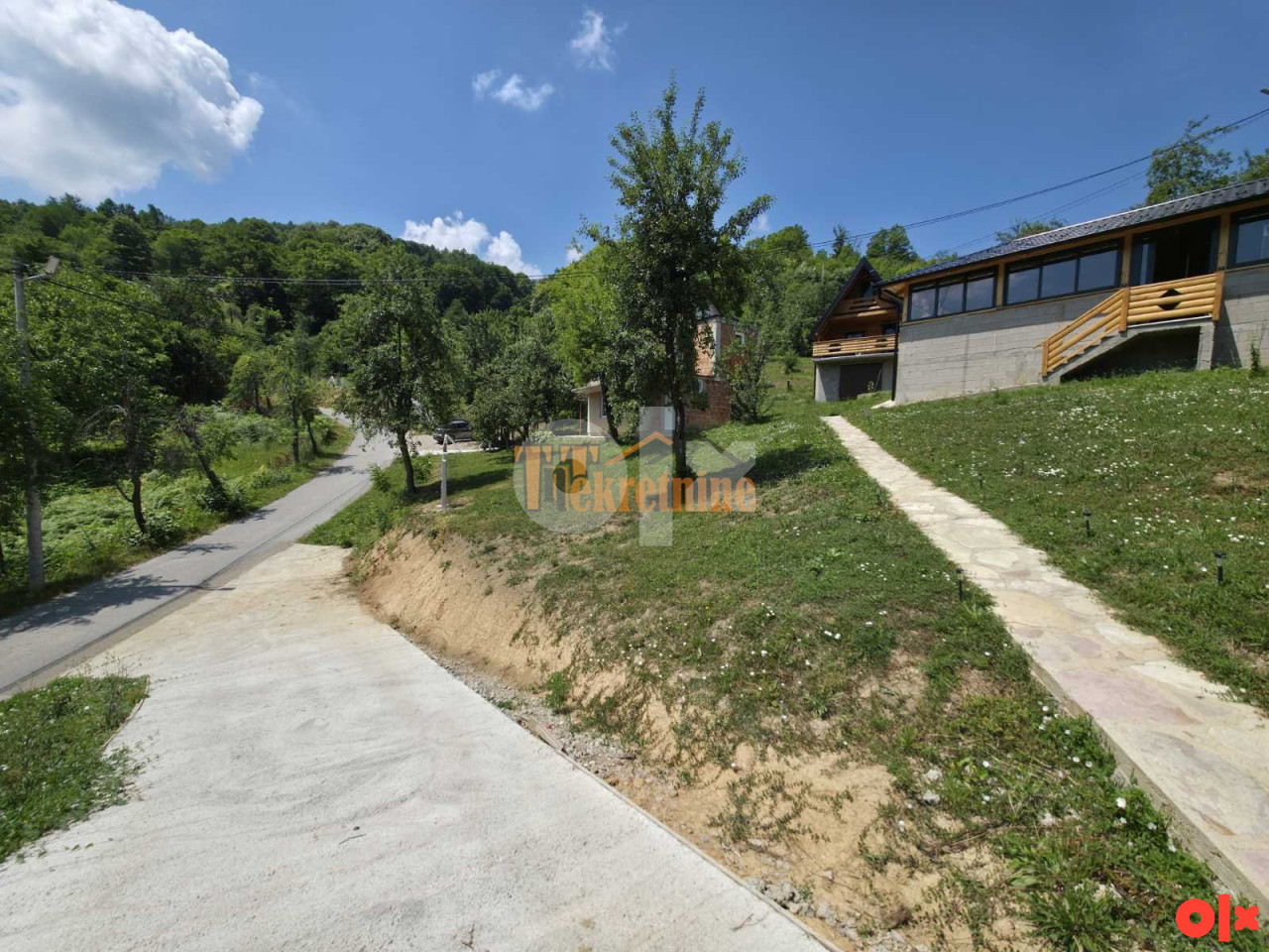 Prodaju se tri stambena objekta sa ladarom - Starčevica 15