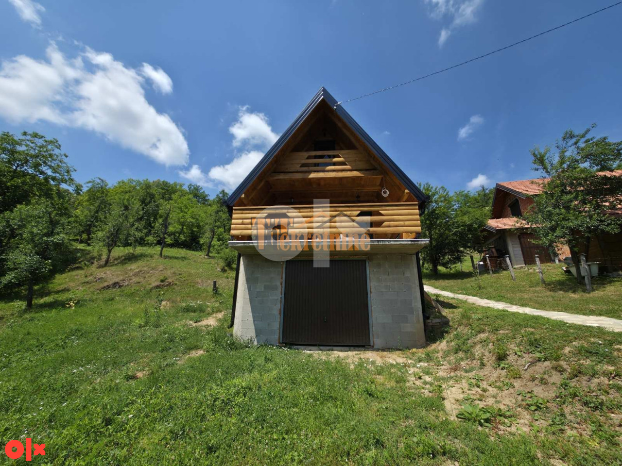 Prodaju se tri stambena objekta sa ladarom - Starčevica 7