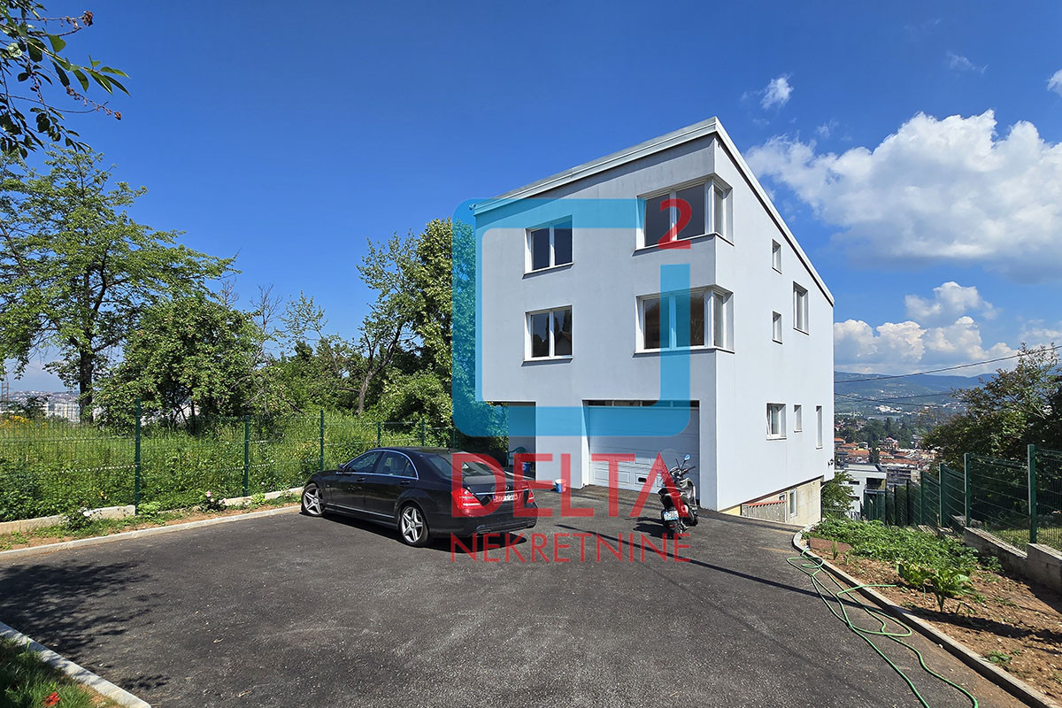 Dvospratna kuća 300m2 / garaža / prostrani parking / Centar