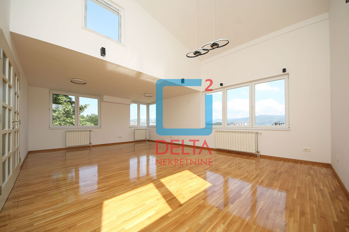 Dvospratna kuća 300m2 / garaža / prostrani parking / Centar 2