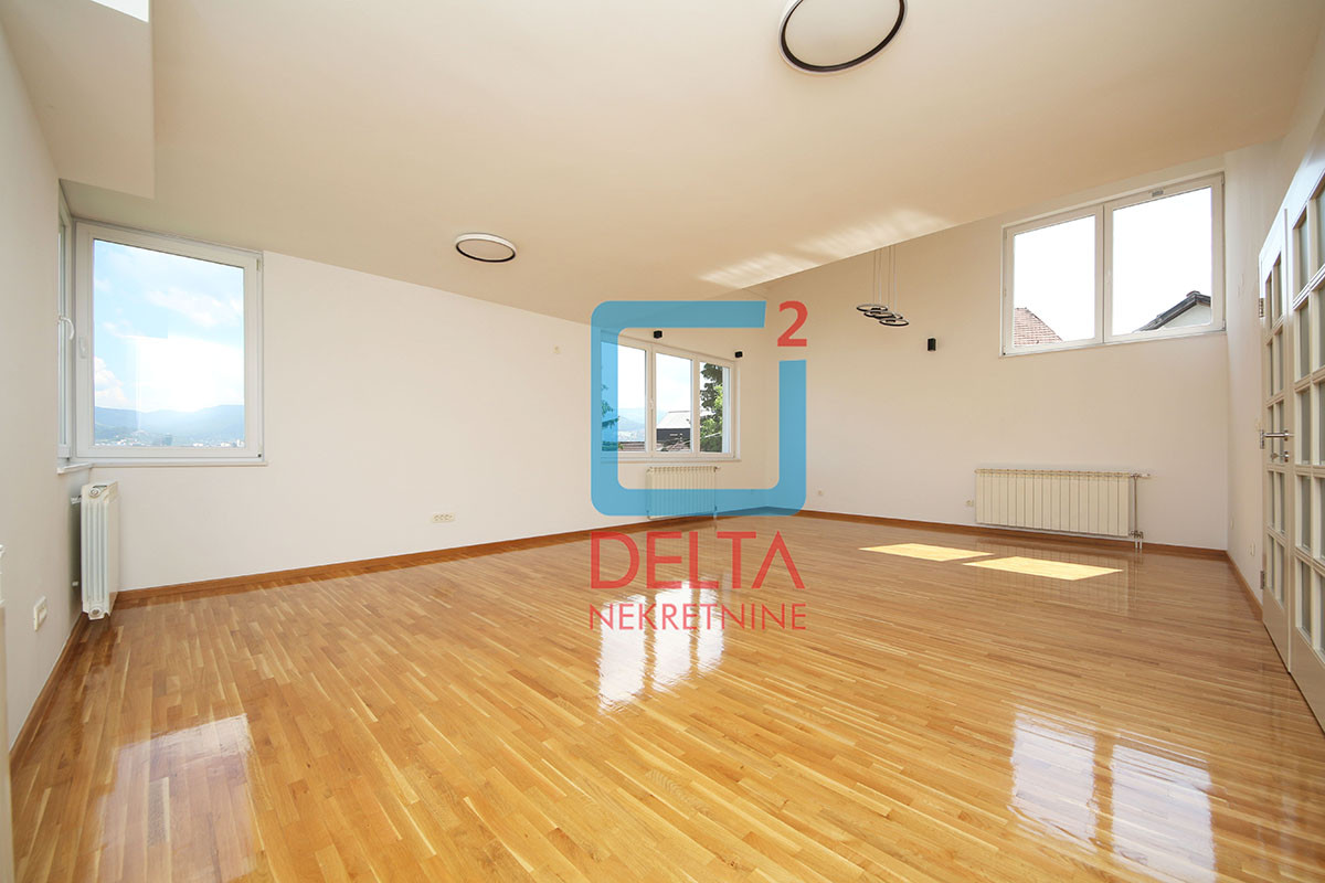 Dvospratna kuća 300m2 / garaža / prostrani parking / Centar 3