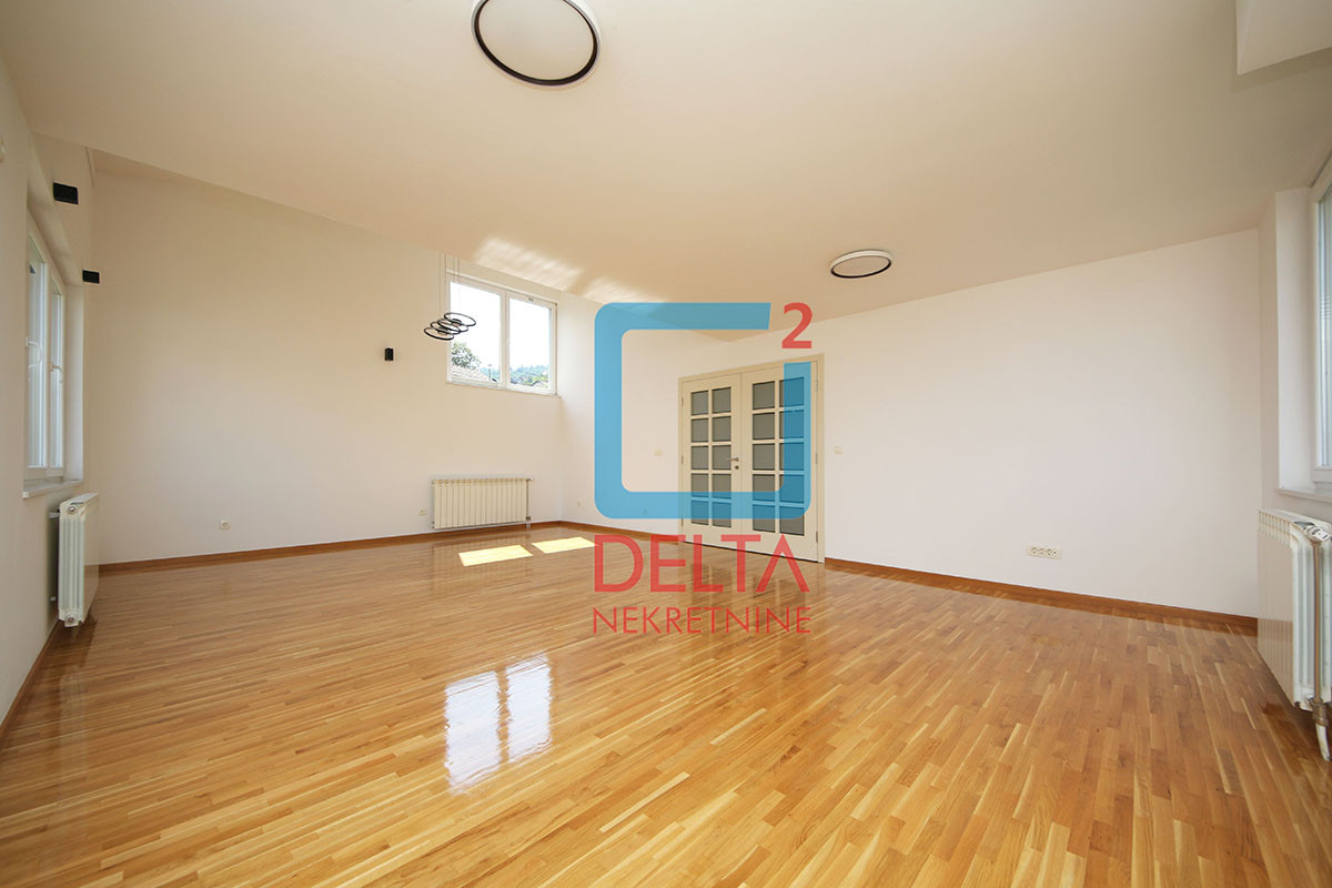 Dvospratna kuća 300m2 / garaža / prostrani parking / Centar 4