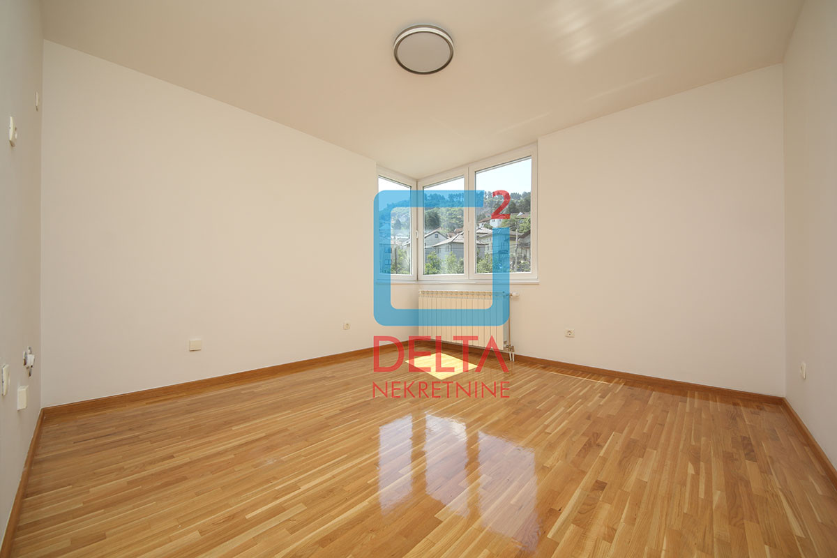 Dvospratna kuća 300m2 / garaža / prostrani parking / Centar 5