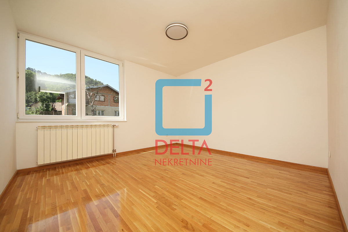 Dvospratna kuća 300m2 / garaža / prostrani parking / Centar 6