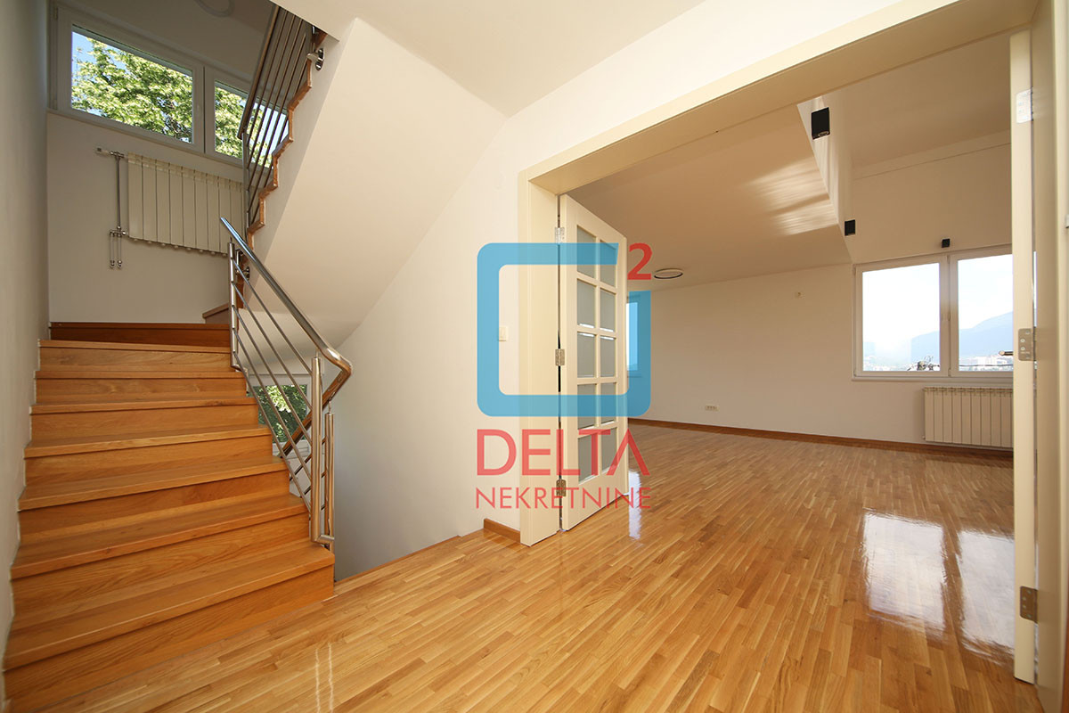 Dvospratna kuća 300m2 / garaža / prostrani parking / Centar 8