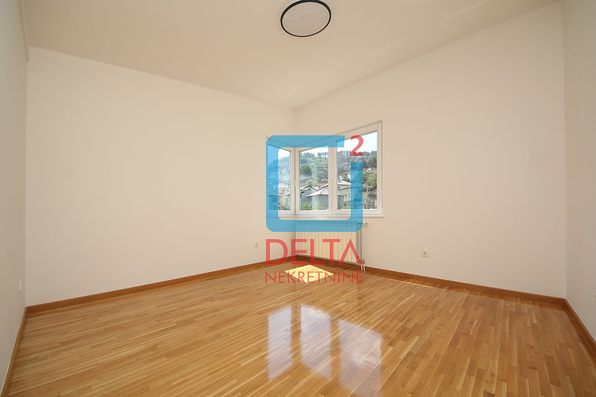 Dvospratna kuća 300m2 / garaža / prostrani parking / Centar 10