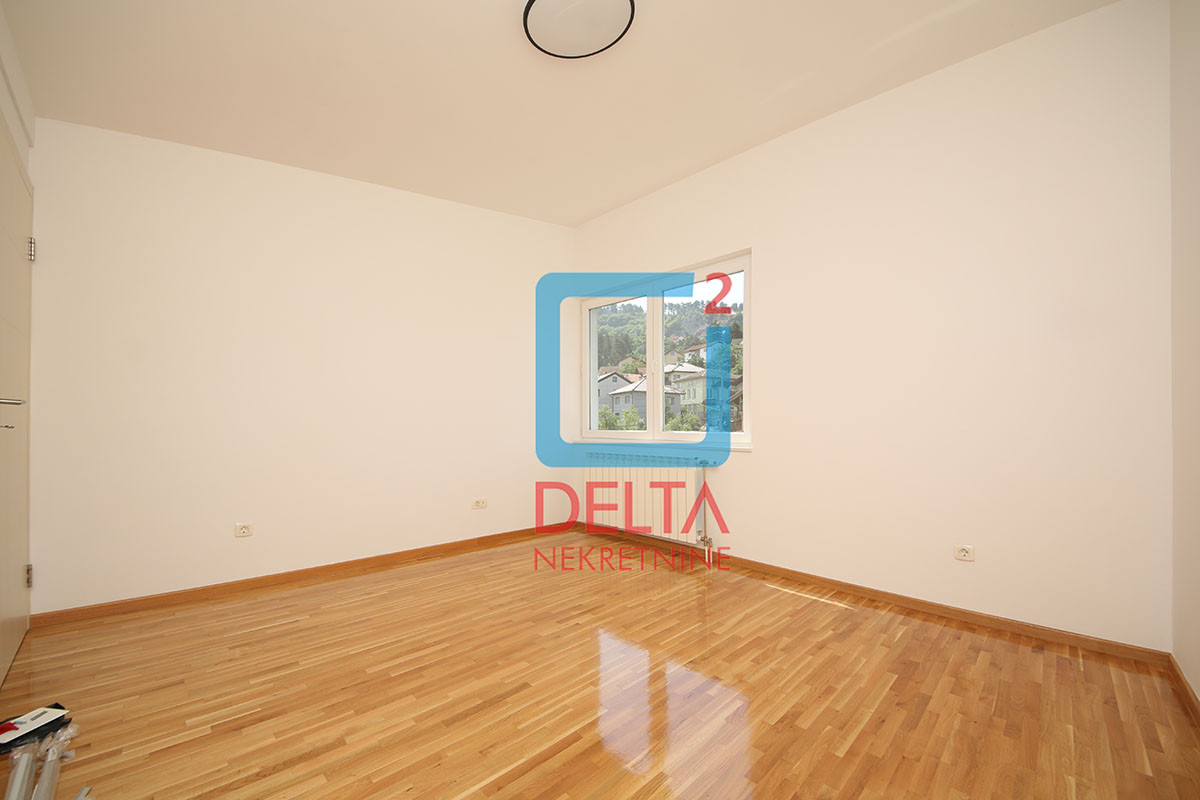 Dvospratna kuća 300m2 / garaža / prostrani parking / Centar 11