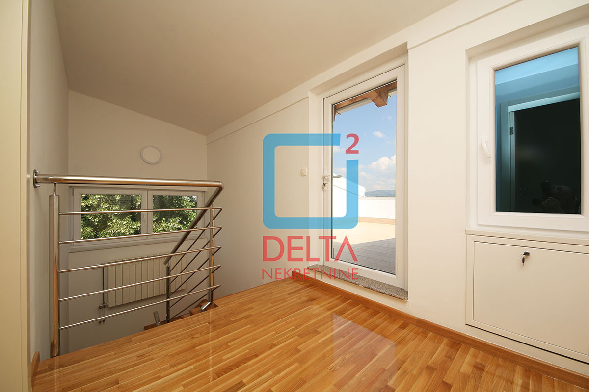 Dvospratna kuća 300m2 / garaža / prostrani parking / Centar 13
