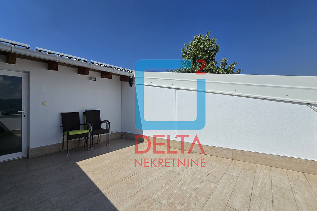 Dvospratna kuća 300m2 / garaža / prostrani parking / Centar 15