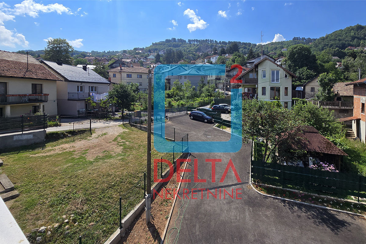Dvospratna kuća 300m2 / garaža / prostrani parking / Centar 17