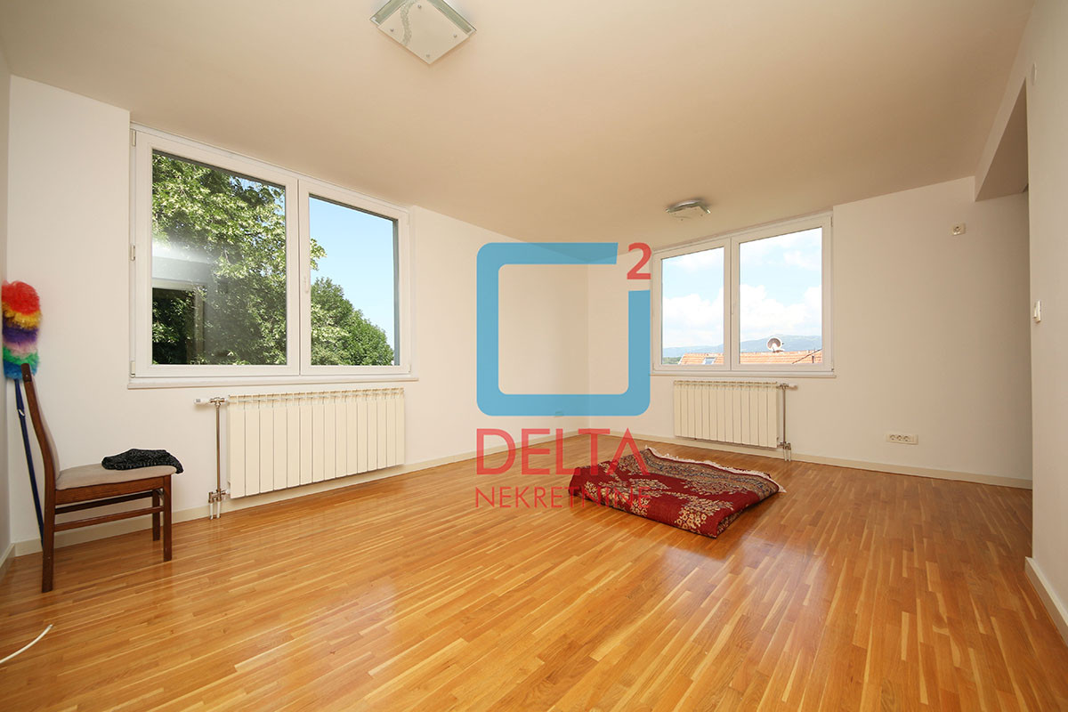 Dvospratna kuća 300m2 / garaža / prostrani parking / Centar 19