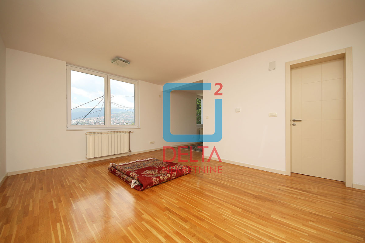Dvospratna kuća 300m2 / garaža / prostrani parking / Centar 20