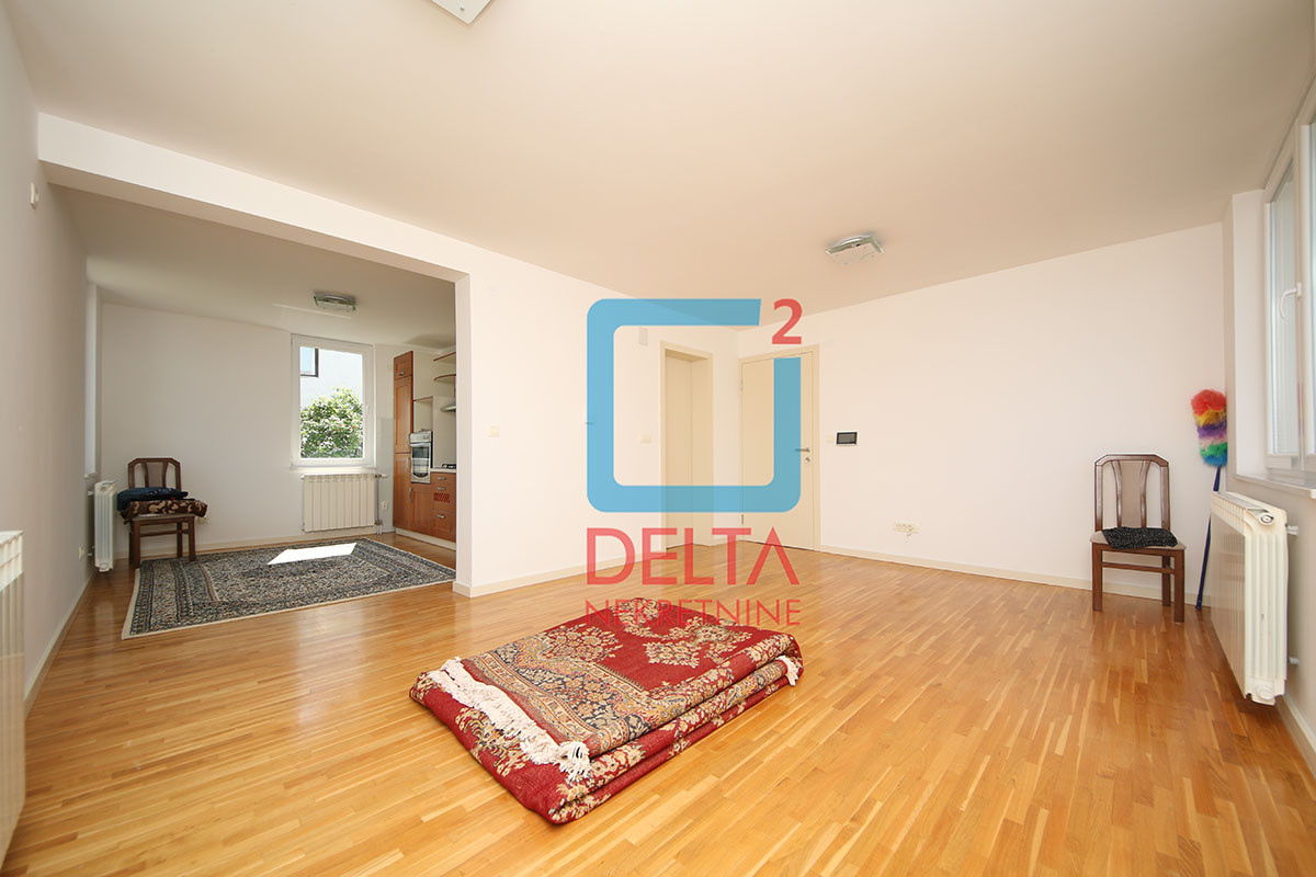 Dvospratna kuća 300m2 / garaža / prostrani parking / Centar 21