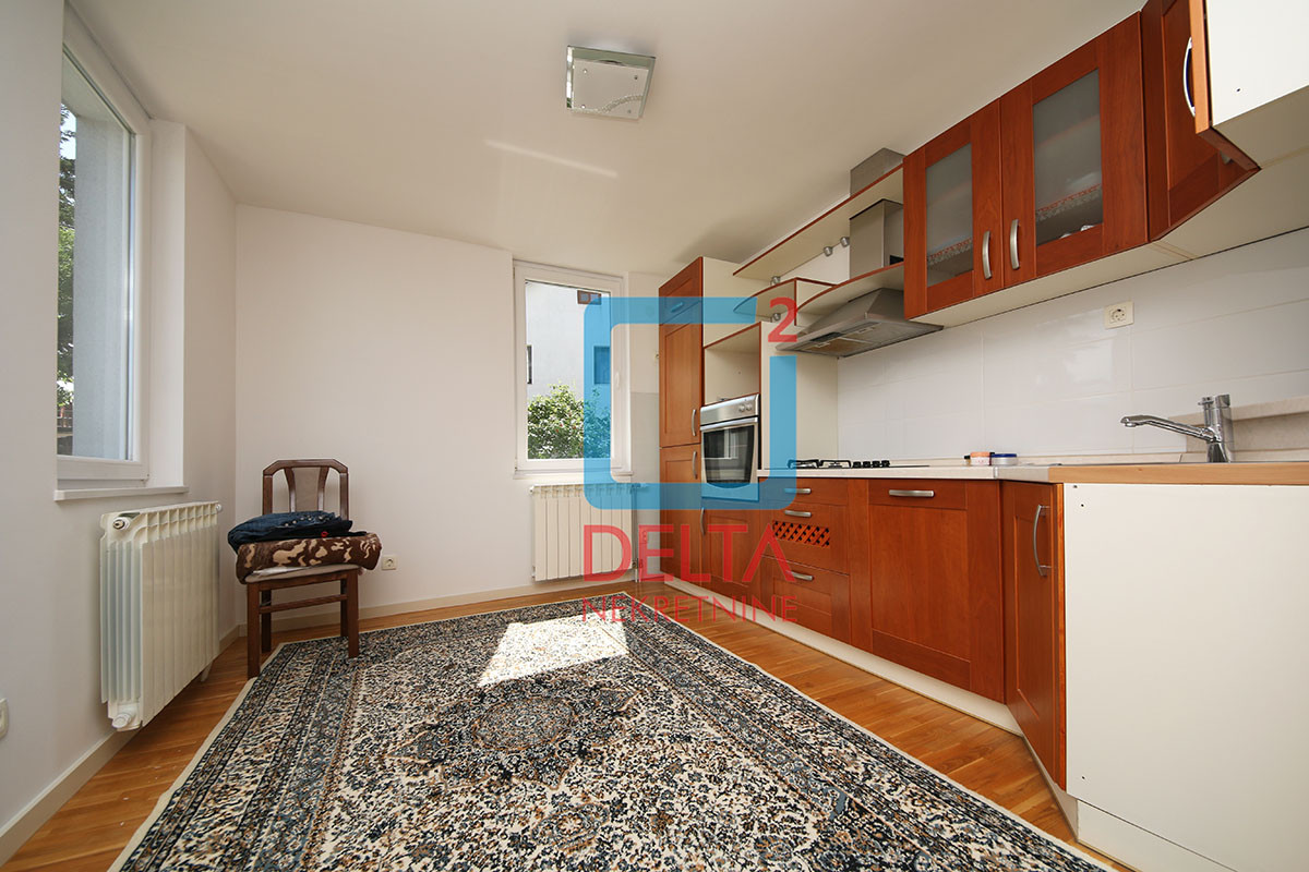 Dvospratna kuća 300m2 / garaža / prostrani parking / Centar 22