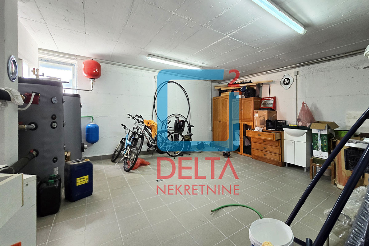 Dvospratna kuća 300m2 / garaža / prostrani parking / Centar 24