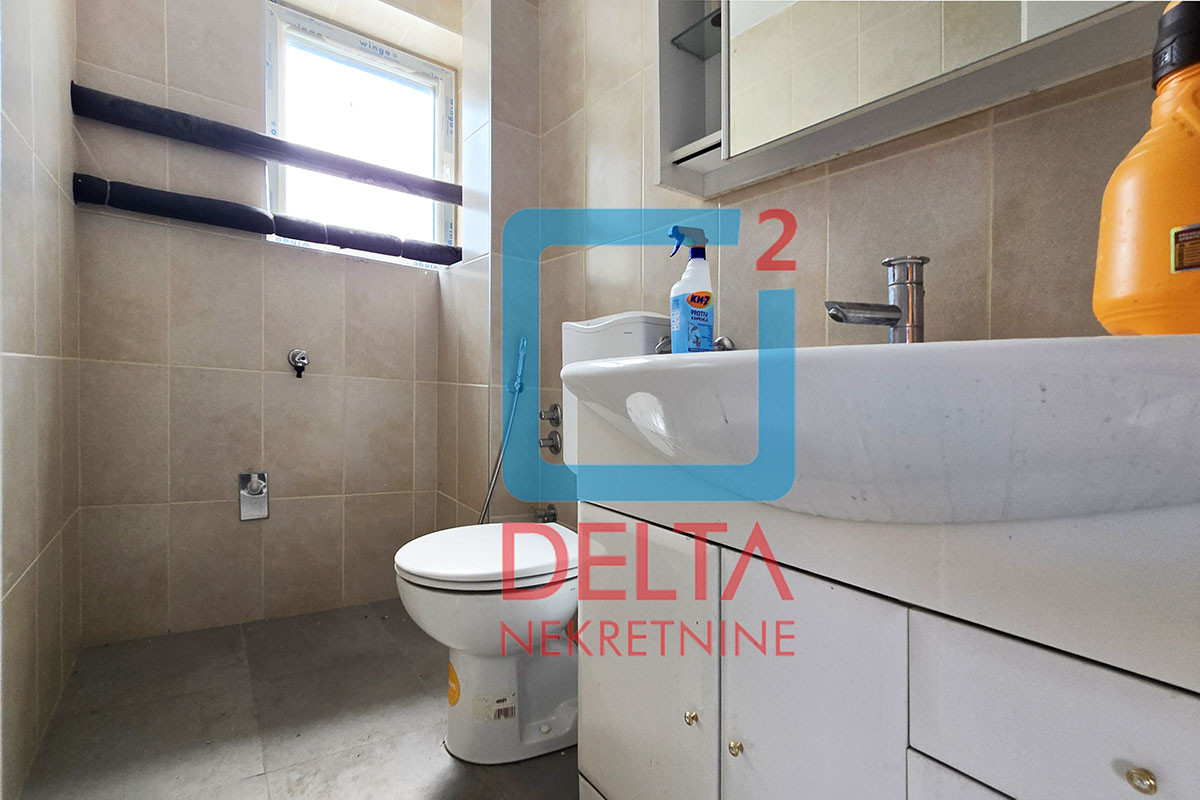 Dvospratna kuća 300m2 / garaža / prostrani parking / Centar 25