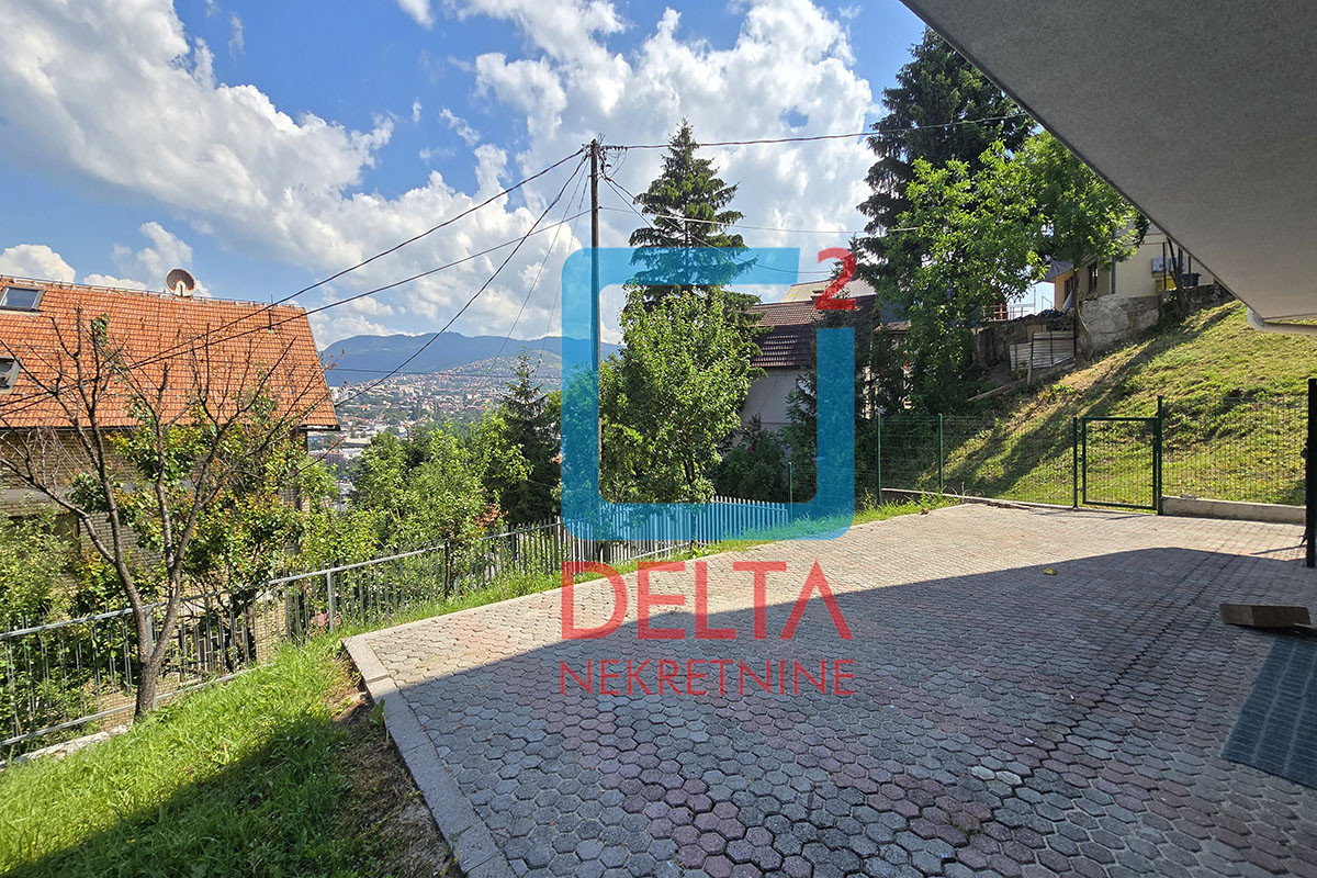 Dvospratna kuća 300m2 / garaža / prostrani parking / Centar 27