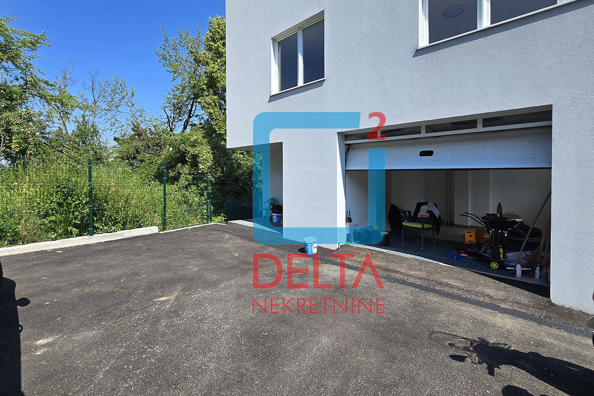 Dvospratna kuća 300m2 / garaža / prostrani parking / Centar 32