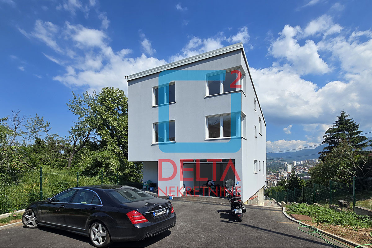 Dvospratna kuća 300m2 / garaža / prostrani parking / Centar 33