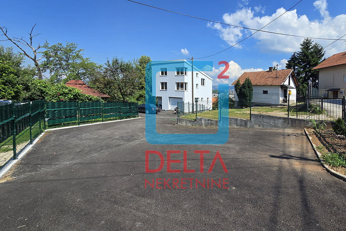 Dvospratna kuća 300m2 / garaža / prostrani parking / Centar 34