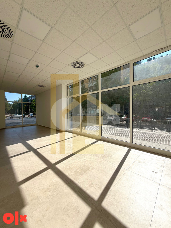 Atraktivan poslovni prostor sa obezbjeđenim parkingom, Centar 15