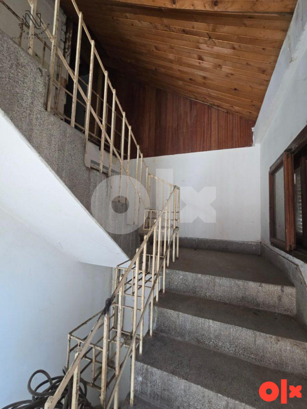 Kuća sa poslovnim prostorom kod gimnazije 9