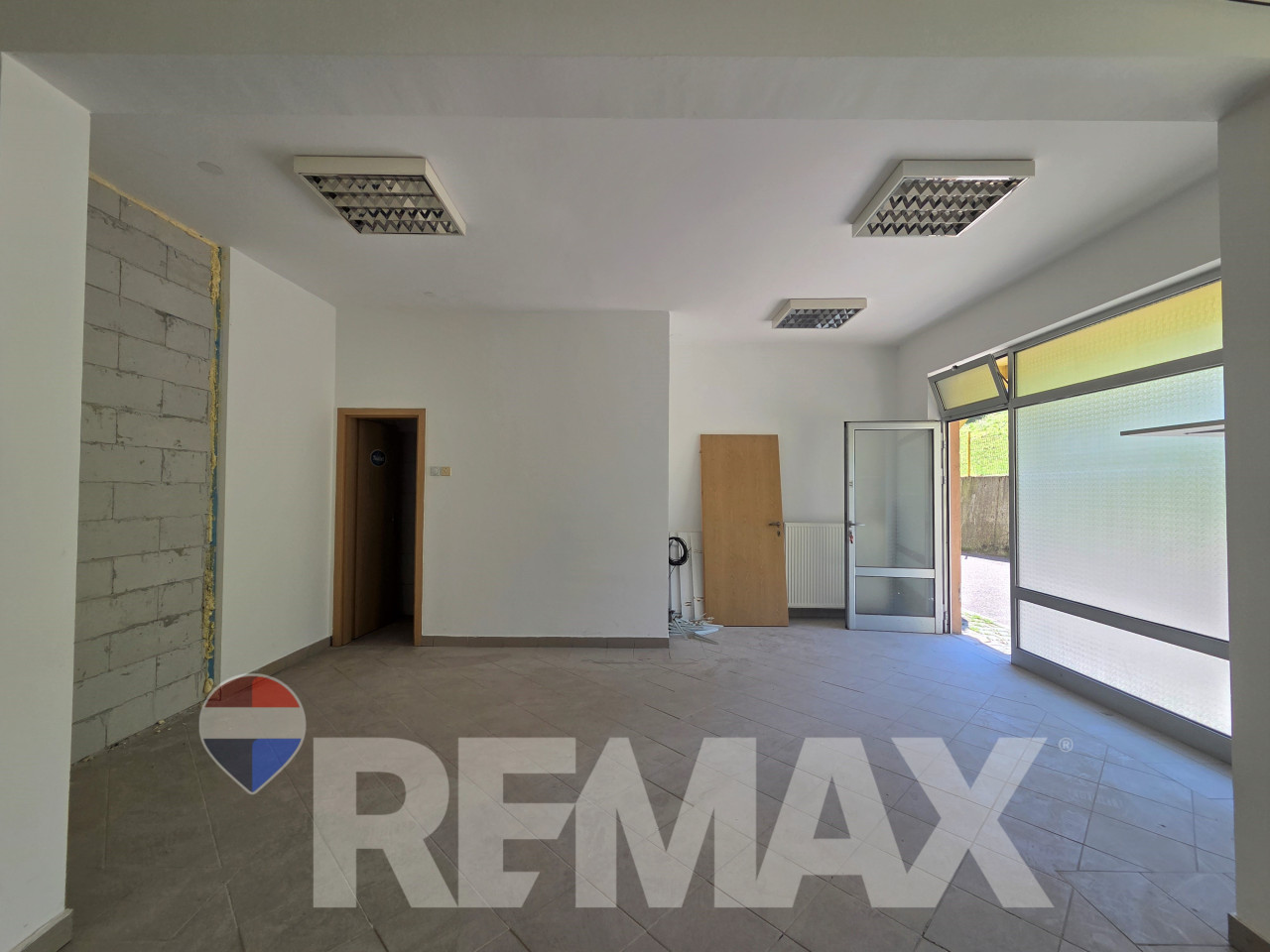 Višenamjenski prostor 41m2- poslovni ili stambeni, Žute zgrade 8