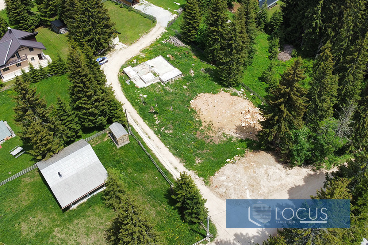 LOCUS: Parcela 1590m2 sa građevnskom dozvolom, Jahorina