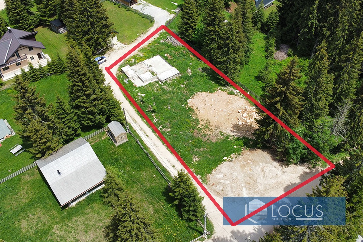 LOCUS: Parcela 1590m2 sa građevnskom dozvolom, Jahorina 2