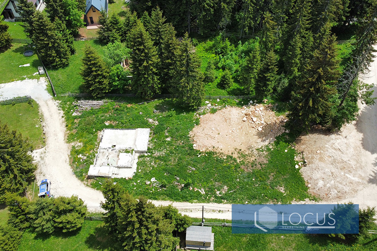 LOCUS: Parcela 1590m2 sa građevnskom dozvolom, Jahorina 3