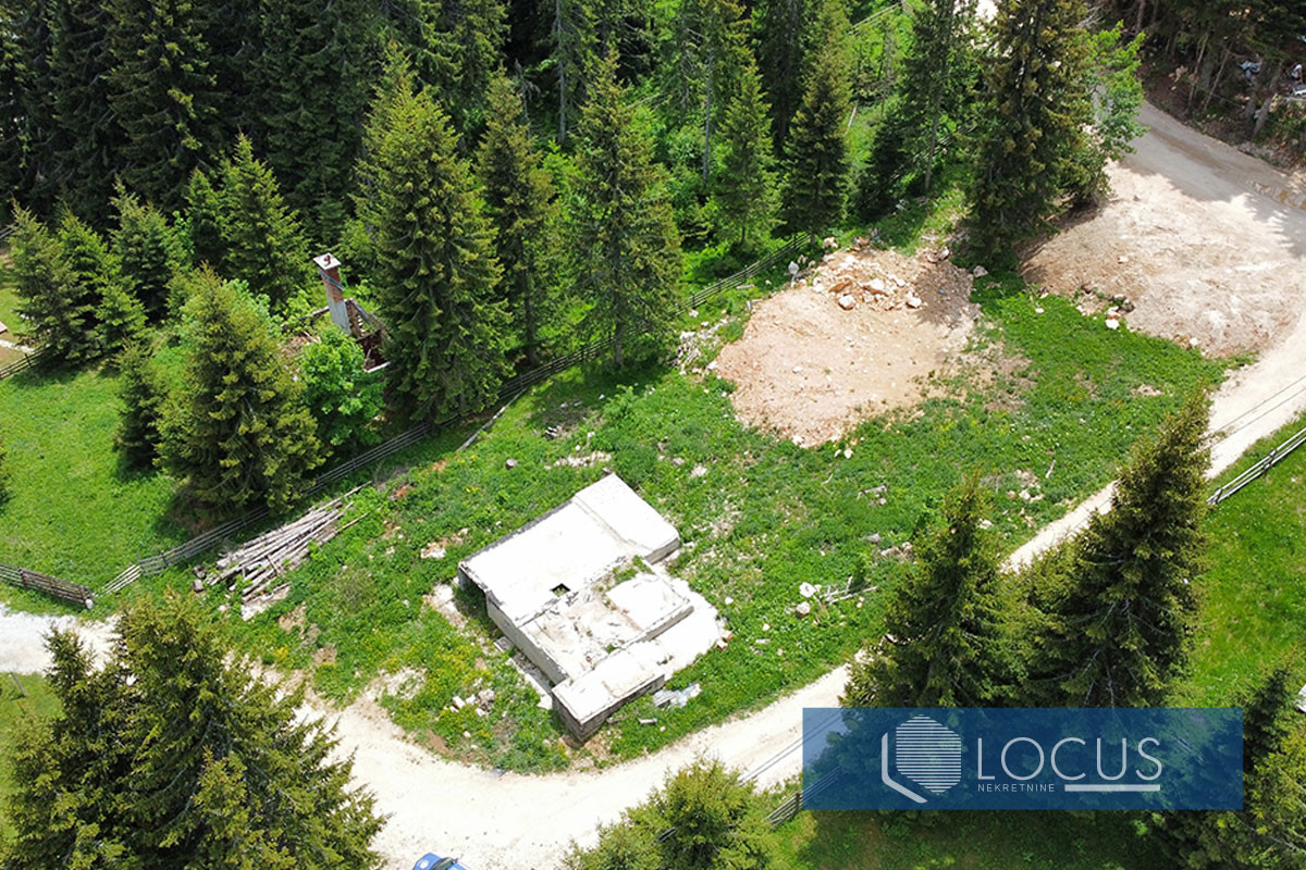 LOCUS: Parcela 1590m2 sa građevnskom dozvolom, Jahorina 4