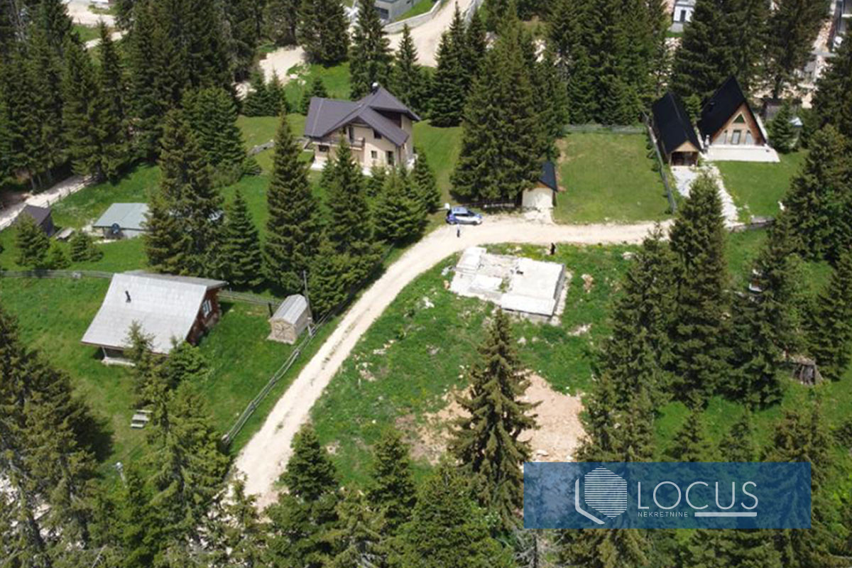 LOCUS: Parcela 1590m2 sa građevnskom dozvolom, Jahorina 6