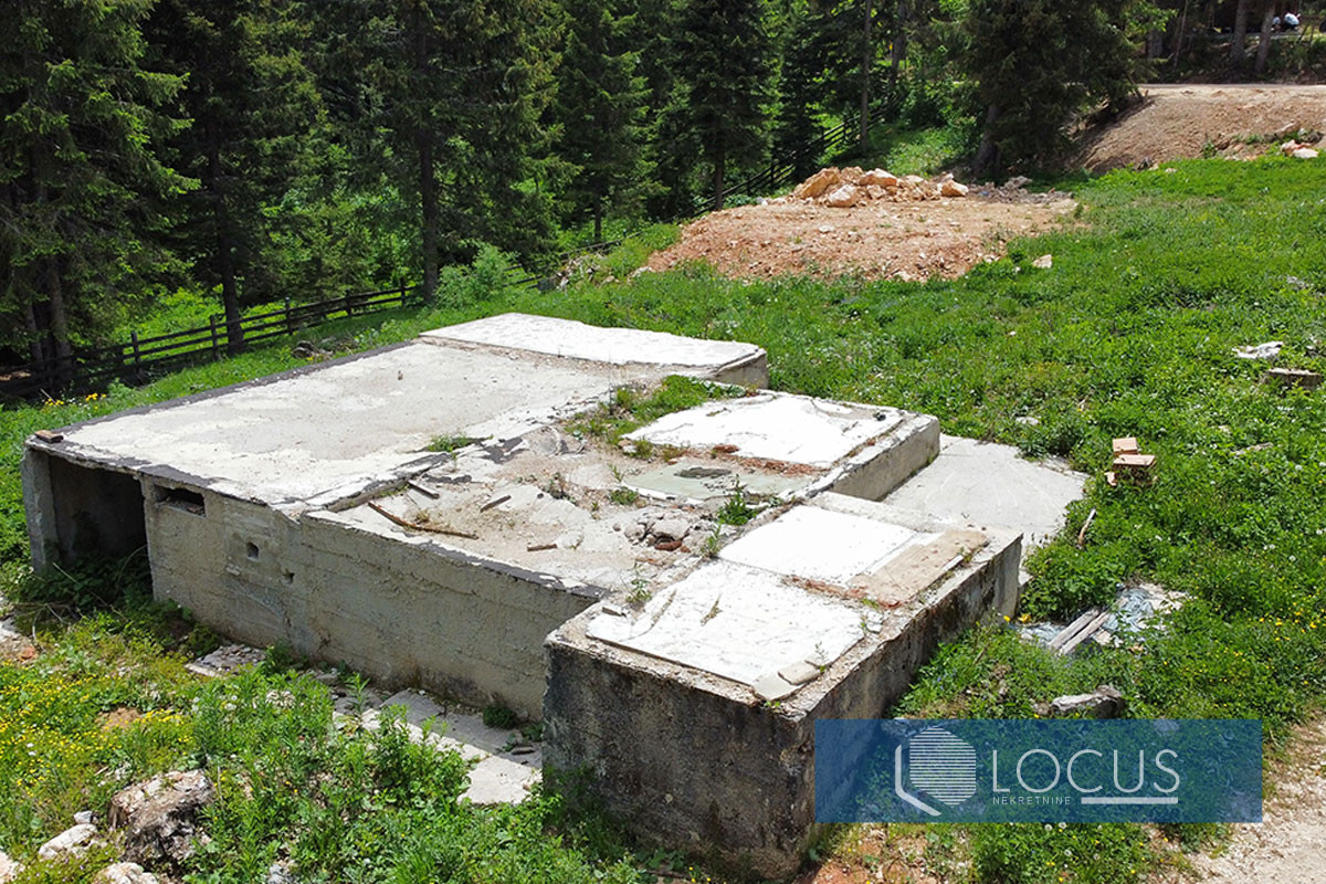LOCUS: Parcela 1590m2 sa građevnskom dozvolom, Jahorina 7
