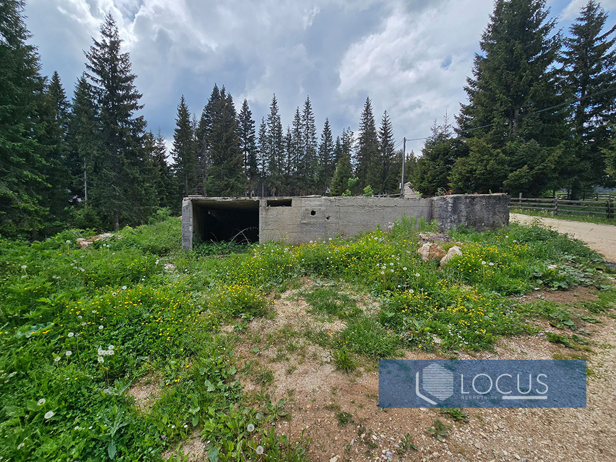 LOCUS: Parcela 1590m2 sa građevnskom dozvolom, Jahorina 8