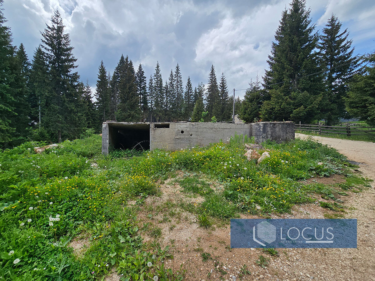 LOCUS: Parcela 1590m2 sa građevnskom dozvolom, Jahorina 9