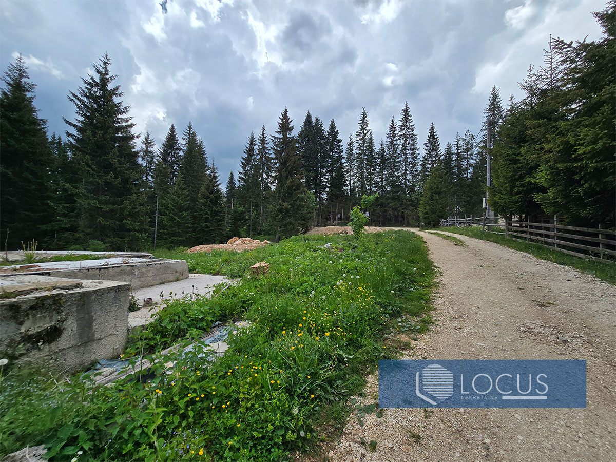 LOCUS: Parcela 1590m2 sa građevnskom dozvolom, Jahorina 10