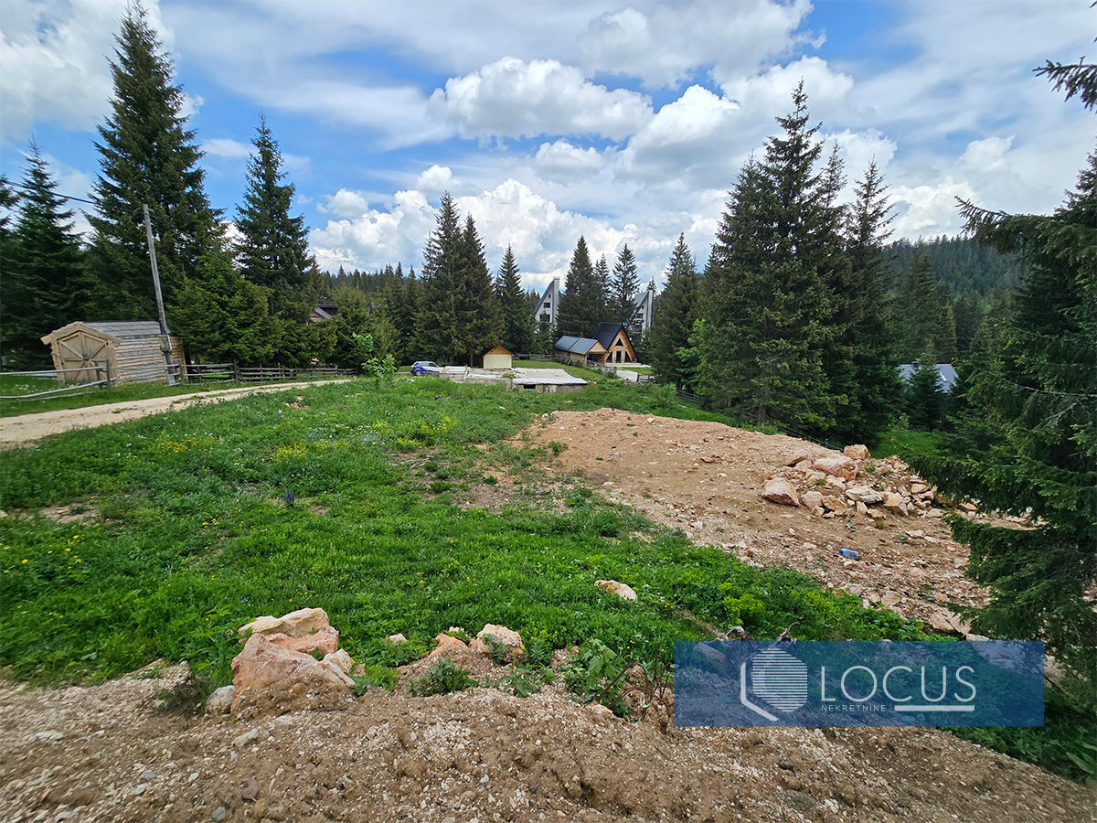 LOCUS: Parcela 1590m2 sa građevnskom dozvolom, Jahorina 11