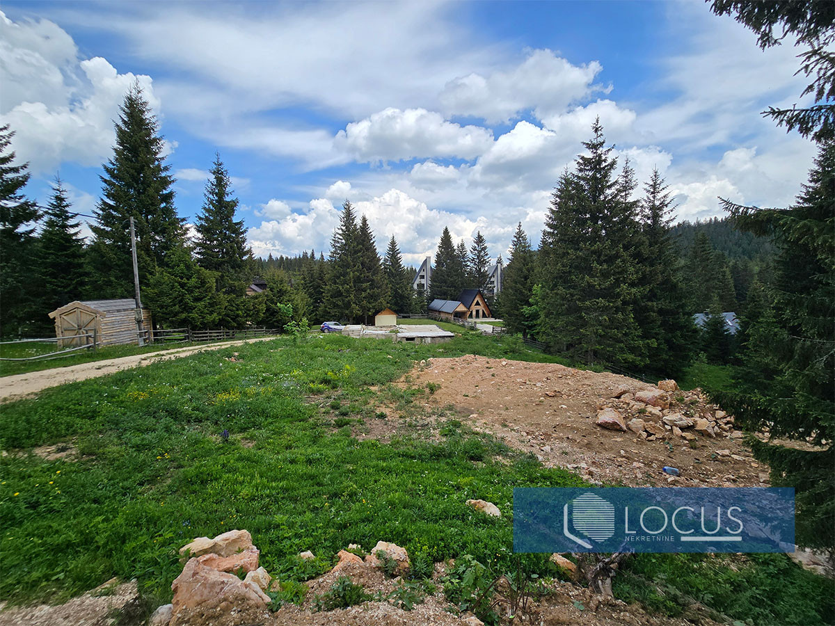 LOCUS: Parcela 1590m2 sa građevnskom dozvolom, Jahorina 12