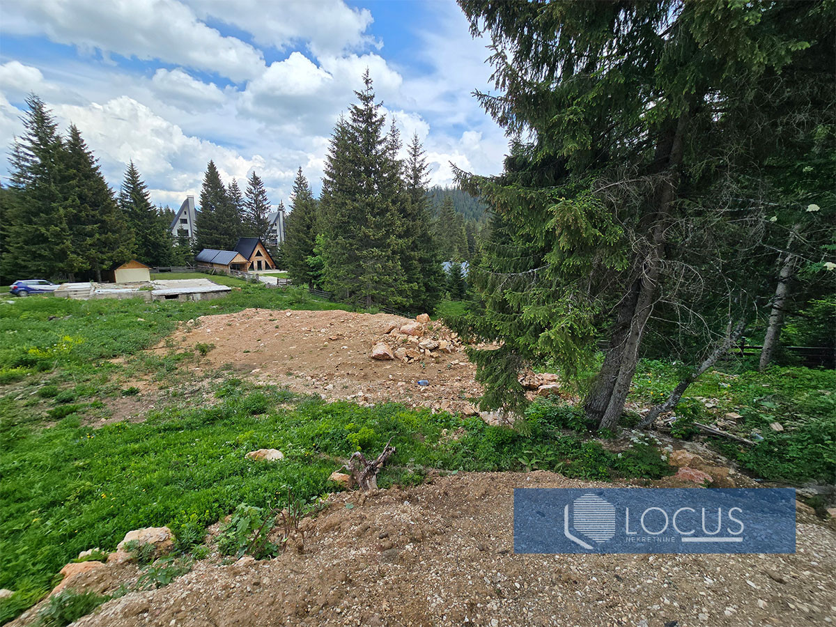 LOCUS: Parcela 1590m2 sa građevnskom dozvolom, Jahorina 13