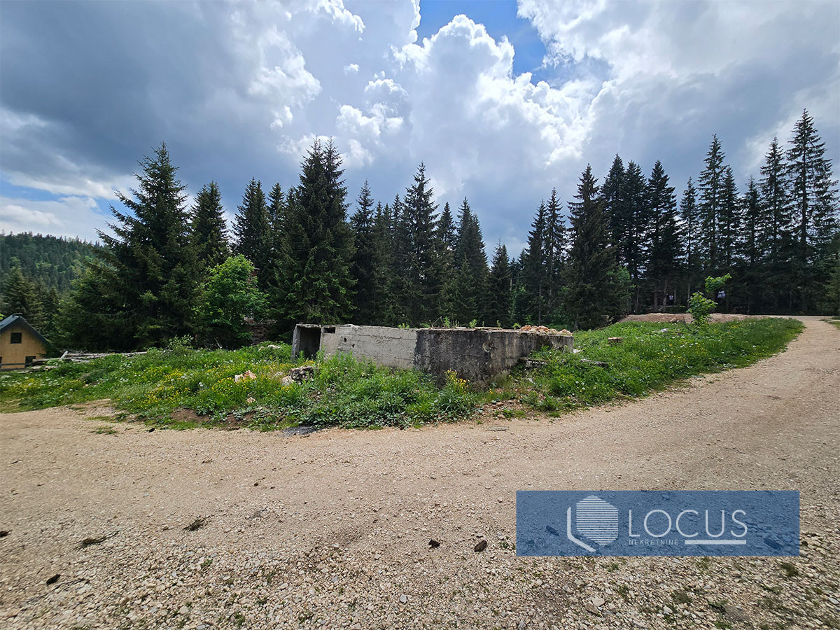 LOCUS: Parcela 1590m2 sa građevnskom dozvolom, Jahorina 14