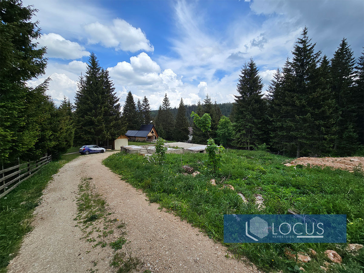LOCUS: Parcela 1590m2 sa građevnskom dozvolom, Jahorina 15
