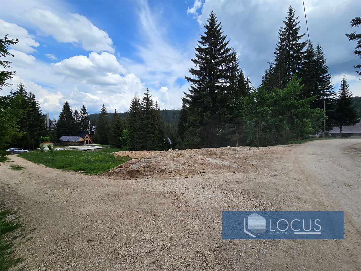 LOCUS: Parcela 1590m2 sa građevnskom dozvolom, Jahorina 16