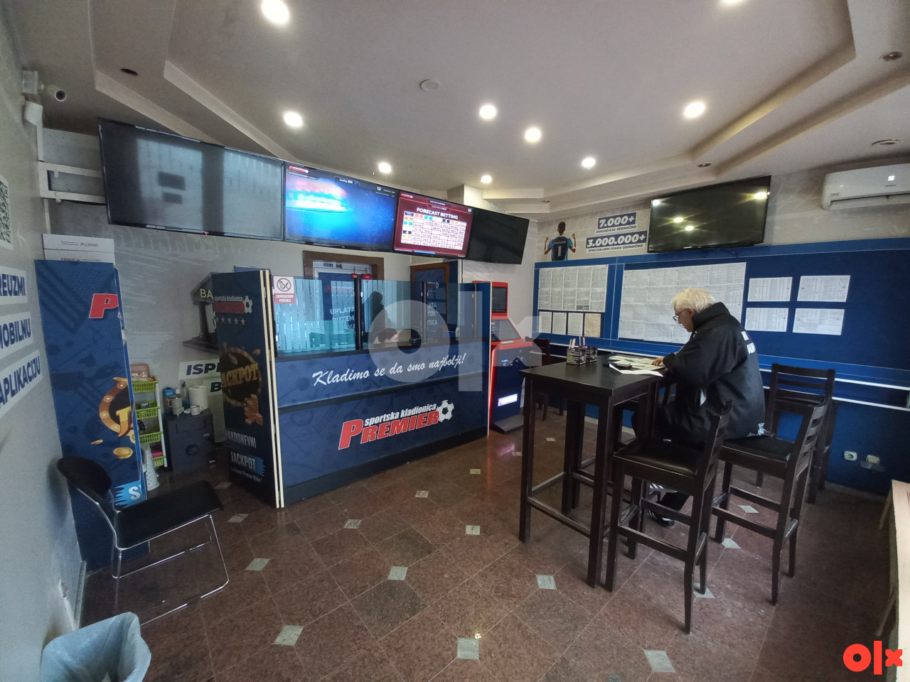 Izdaje se Poslovni prostor, Velika Kladuša centar (kat. stan) 2