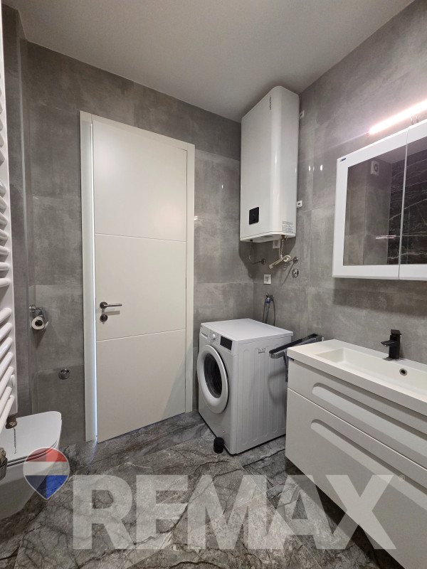 Nov trosoban stan 63m2, centar, garaža uključena, dvorište 10