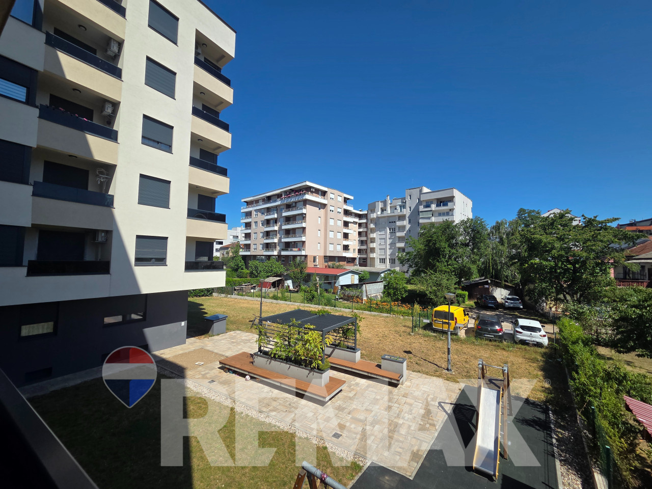 Nov trosoban stan 63m2, centar, garaža uključena, dvorište 14