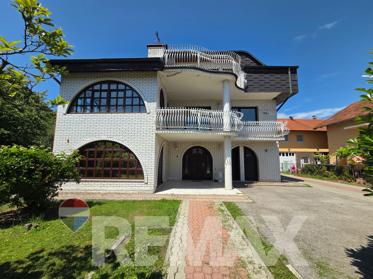 Kuća za najam 330m2,3 etaže,plac 852m2, parking,pogodno za vrtić 3