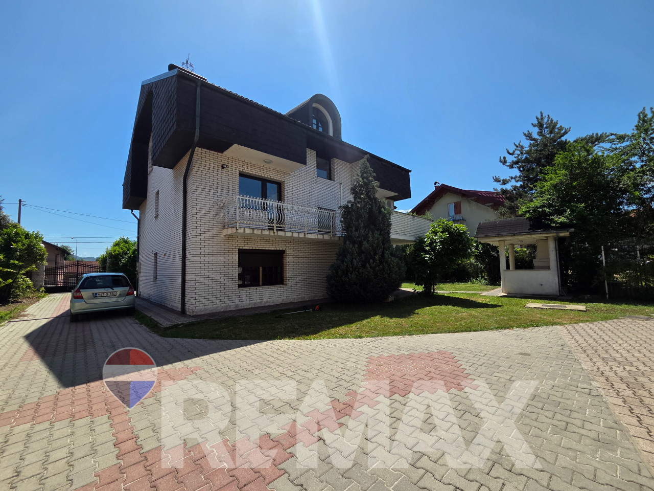 Kuća za najam 330m2,3 etaže,plac 852m2, parking,pogodno za vrtić 4